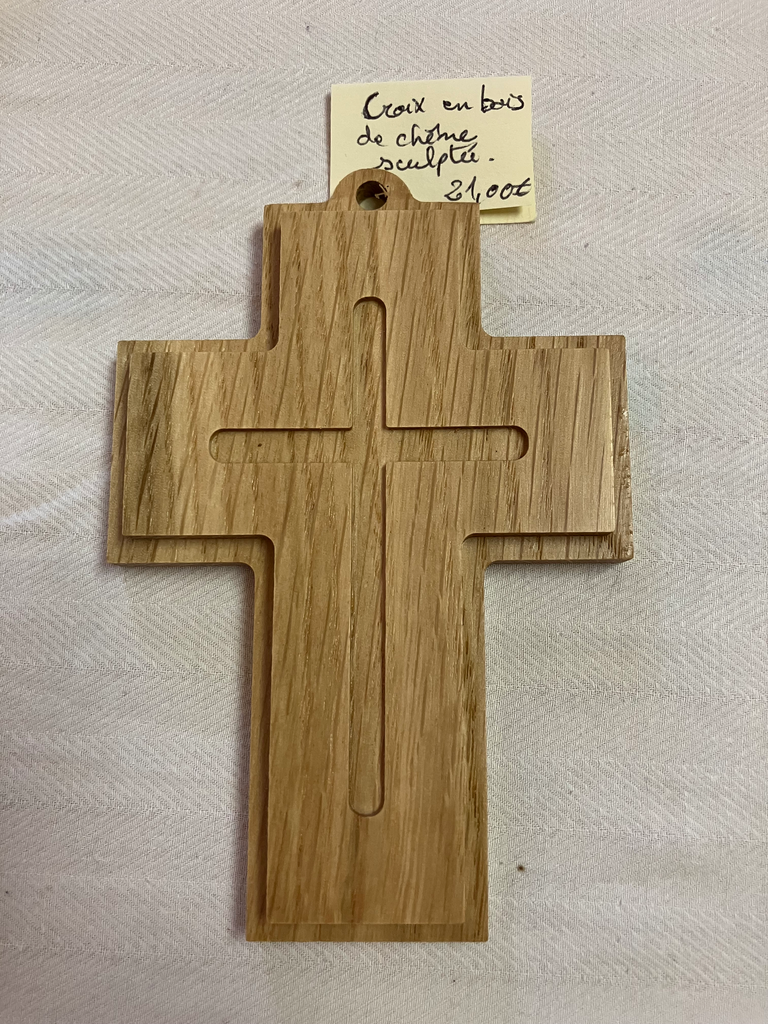 Croix en bois de chêne sculptée