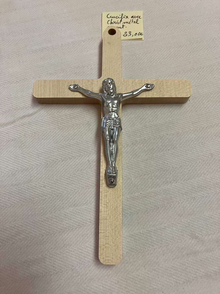 Crucifix vernis bois clair avec Christ métal argent