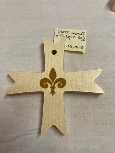 Croix scoute d'Europe en bois clair vernis  "Fleur de lys" 9 x 9 cm